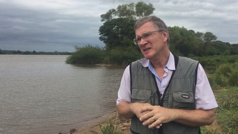 Biólogo Jackson Muller denuncia efeitos da extração de areia na região (Foto: Fabio Almeida/RBS TV)