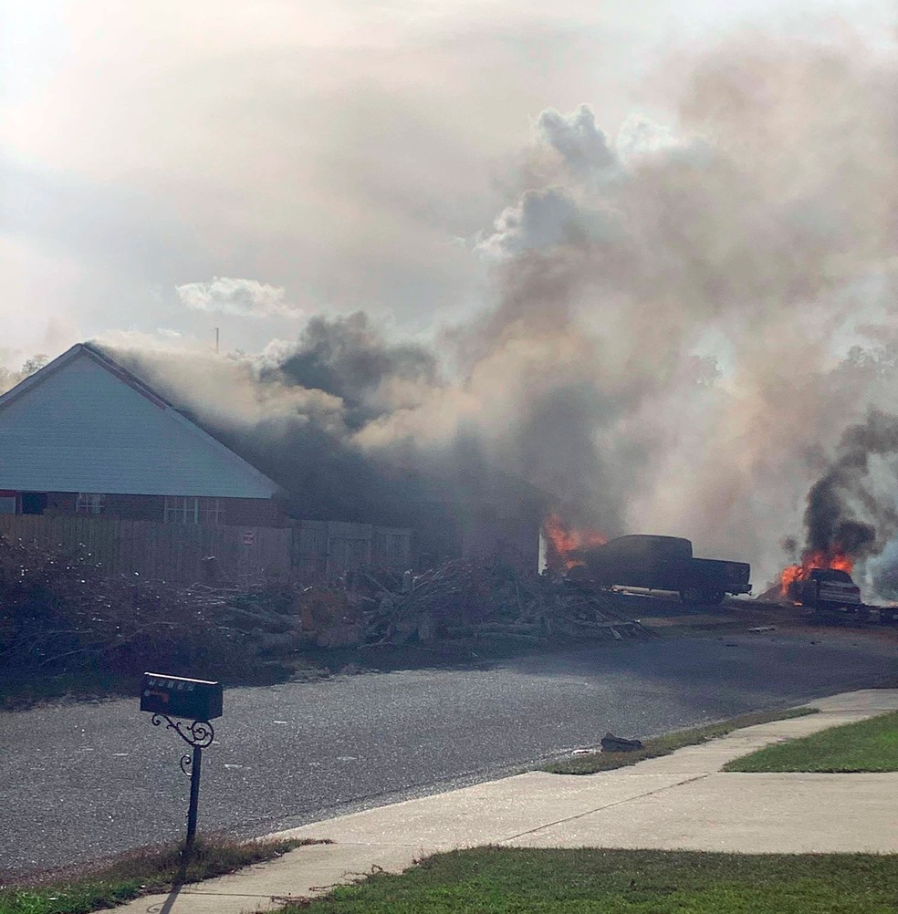 Local onde avião de treino da Marinha dos EUA caiu em área residencial, no Alabama, na sexta-feira (23) — Foto: Greg Crippen via AP
