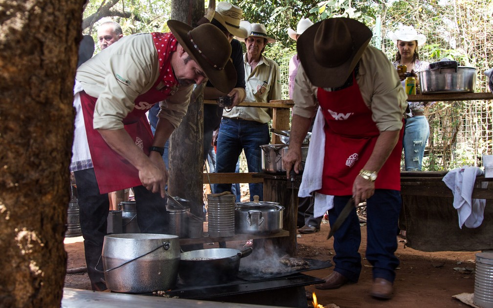 Tropeiros preparam carne para compor prato da Queima do Alho em Barretos (Foto: Mateus Rigola/G1/Arquivo)