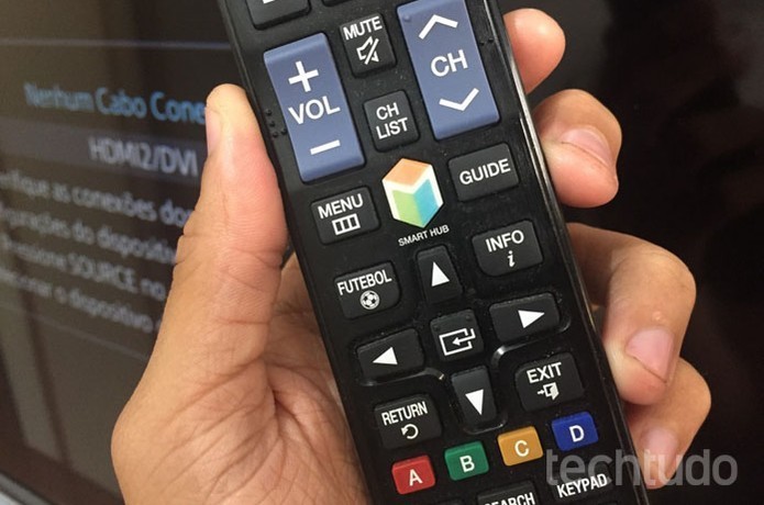 Clique no botão Menu do controle da Smart TV da Samsung (Foto: Lucas Mendes/TechTudo)