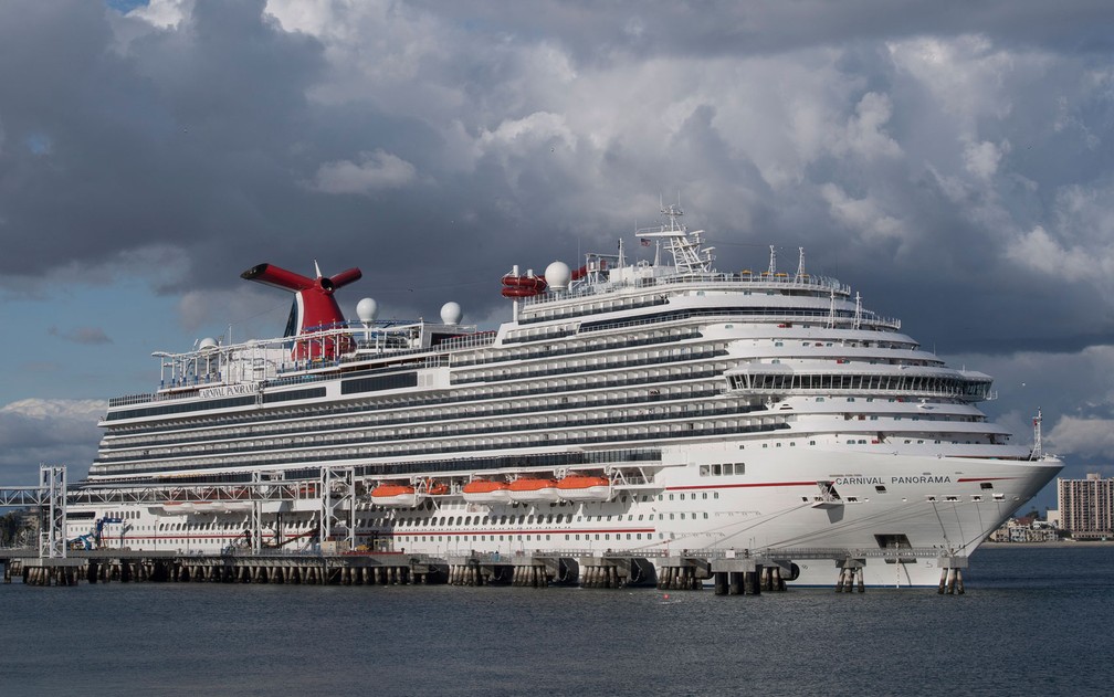 O navio Panorama, da Carnival Cruise Line, em Long Beach, na Califórnia, em foto de 7 de março — Foto: Mark Ralston/AFP