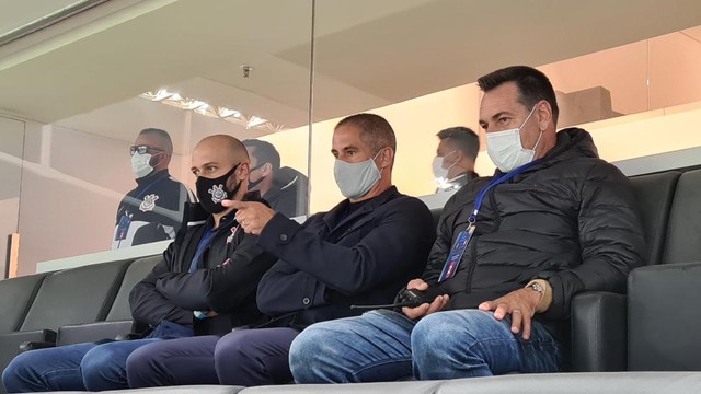 Alessandro Nunes, Sylvinho e Doriva na Neo Química Arena, em jogo do Corinthians