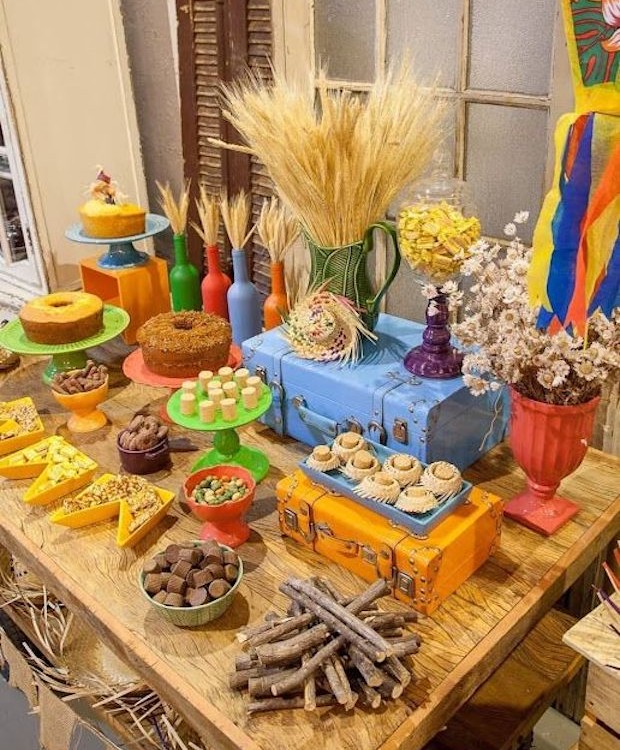 Louças bem colorida, galhos e palhas secas fazem uma bela mesa de festa junina (Foto: Entre Leis e Doçuras / Pinterest)