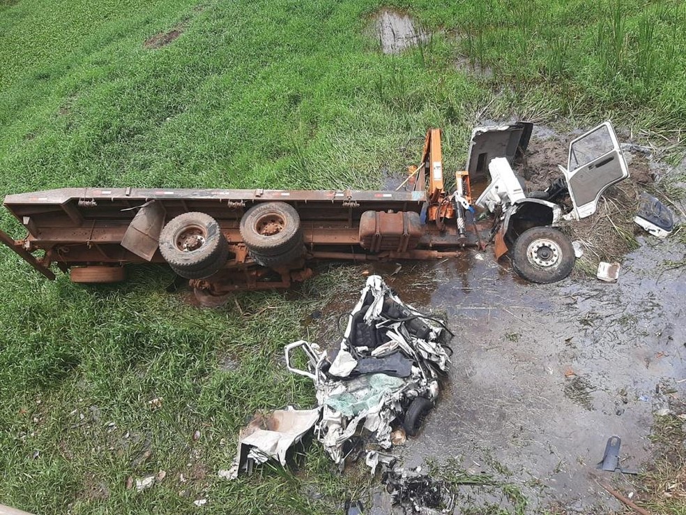Carro de advogado ficou completamente destruído após acidente em Olímpia  — Foto: Arquivo Pessoal 