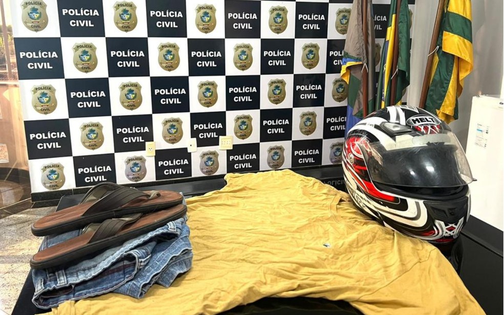 Roupas e capacete utilizados pelo suspeito para cometer crime, em Goiânia, Goiás — Foto: Divulgação/Polícia Civil