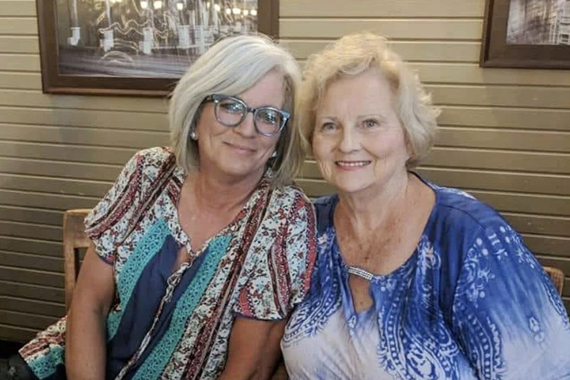 Tina Ennis e Kathryn Jones, a mãe que a criou (Foto: reprodução facebook)