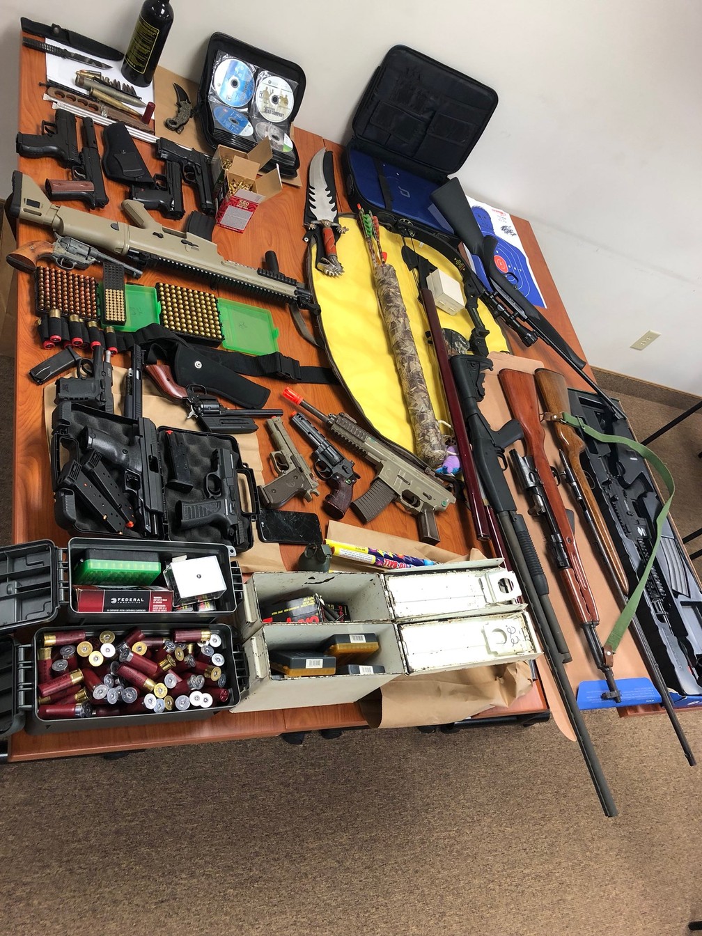 Armas de vários tipos encontradas em quarto de adolescente (Foto: Macon County Sheriff's Office/Divulgação)