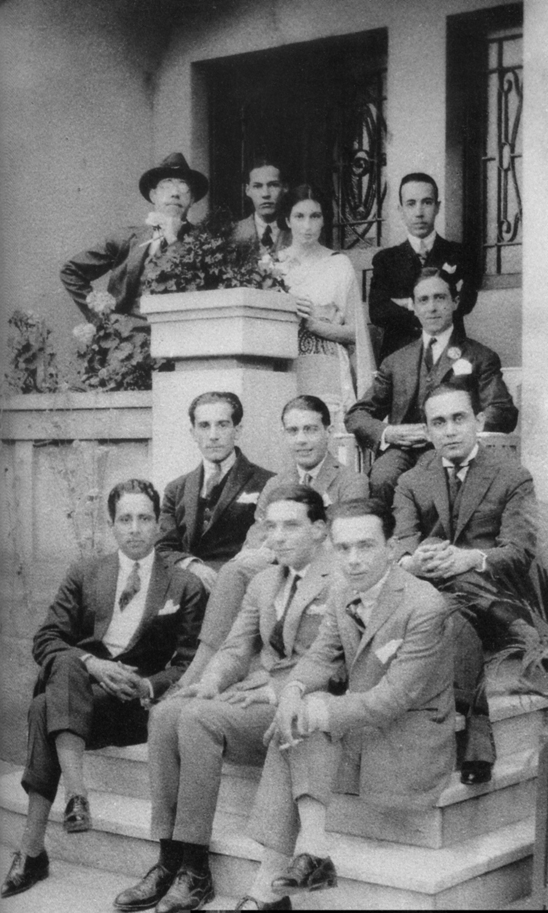 Mário de Andrade (primeiro à esquerda, no alto), Rubens Borba de Moraes (sentado, segundo da esquerda para a direita) e outros artistas que participaram da Semana de Arte Moderna de 1922 (Foto: Domínio Público / WikimediaCommons / CreativeCommons)