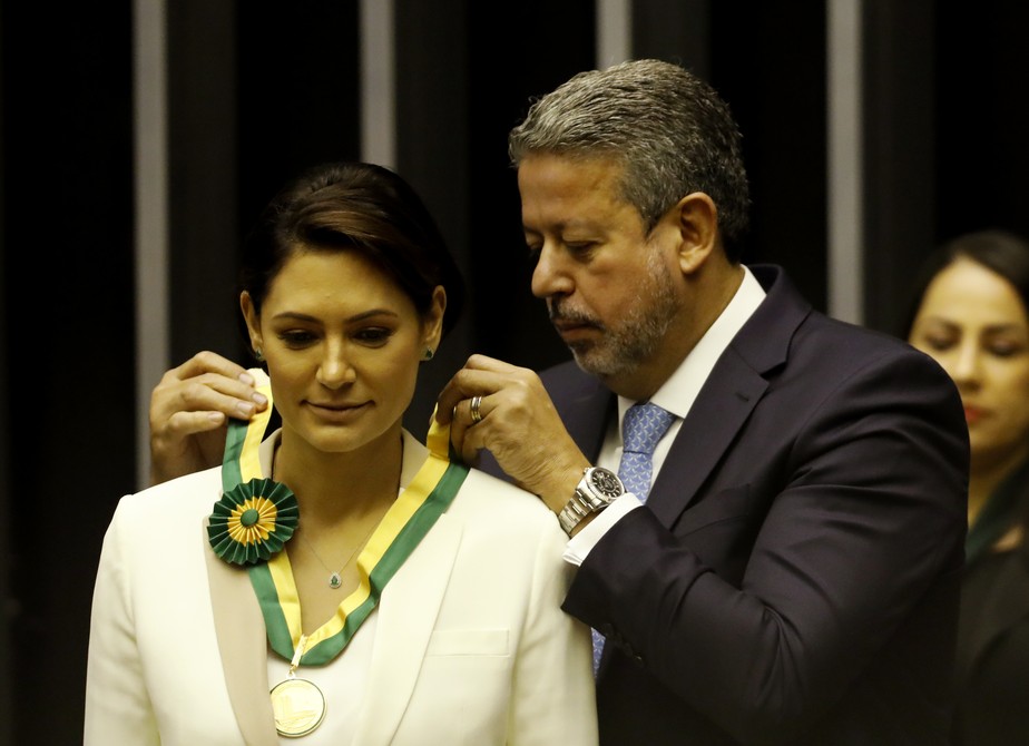 MARIZ - PA BRASILIA 07-12-2022 MICHELLE BOLSONARO/ARTHUR LIRA/MEDALHA MERITO LEGISLATIVO DA CAMARA DOS DEPUTADOS Primeira-Dama Michelle Bolsonaro, agraciada com a Medalha M&eacute;rito Legislativo da C&acirc;mara dos Deputados. Presidente da C&acirc;mara Arthur Lira, condecora Michelle Bolsonaro.