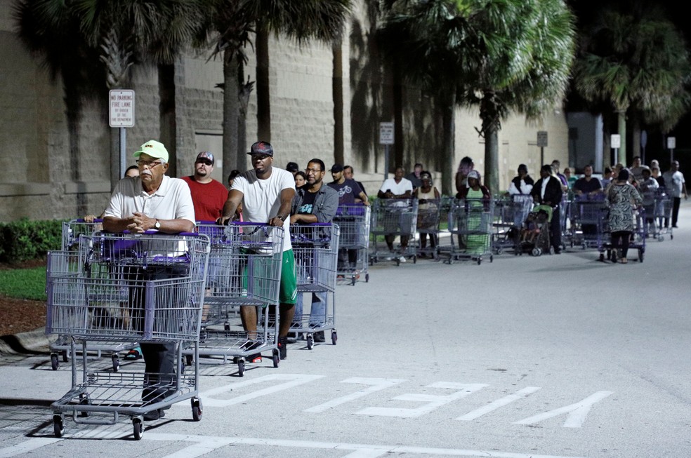 Clientes fazem fila em supermercado na cidade de Kissimmee, na Flórida — Foto: Gregg Newton/Reuters