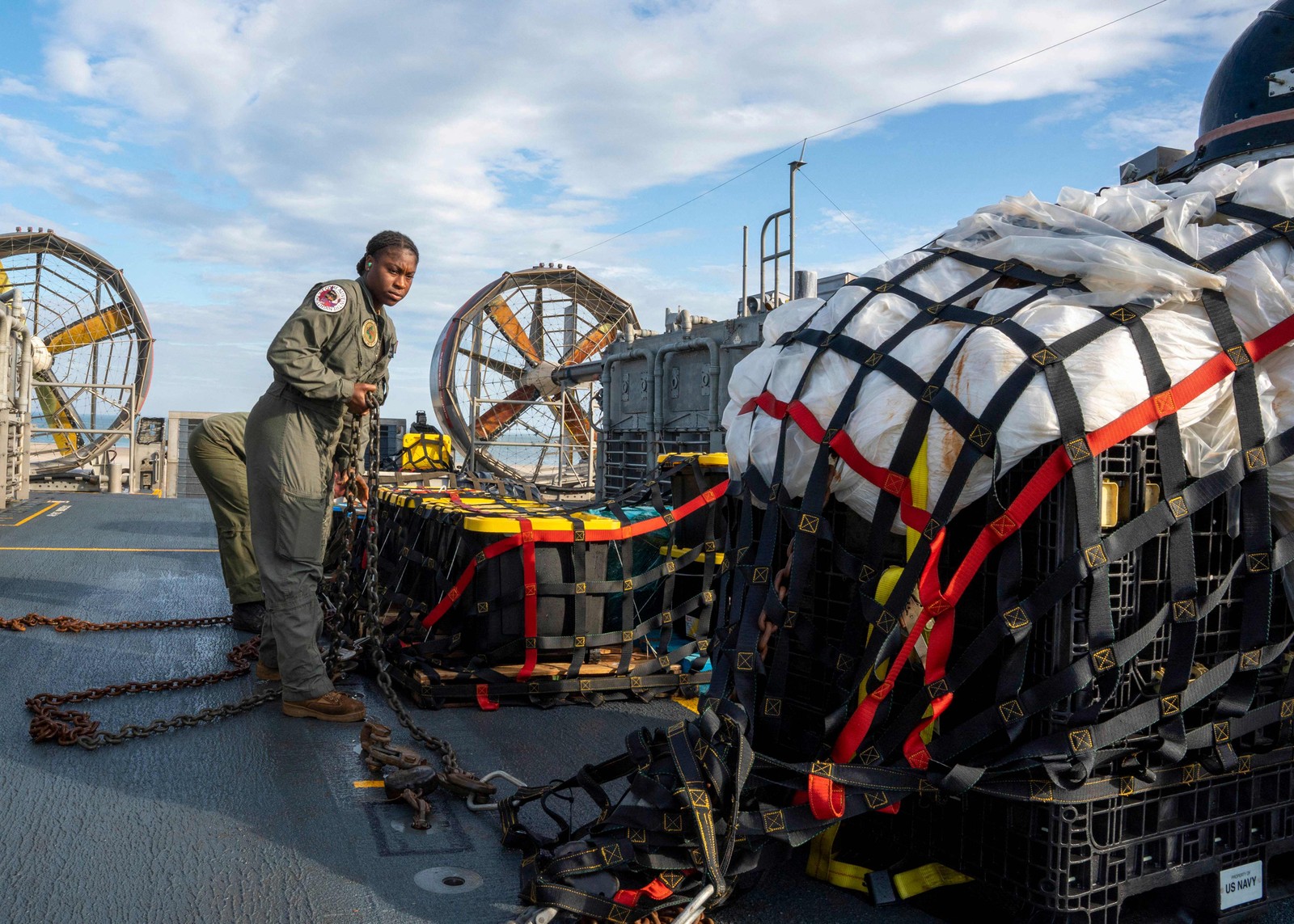Equipe da Marinha americana recuperou novas peças do suposto balão de vigilância chinês — Foto: Ryan Seelbach/US NAVY/AFP