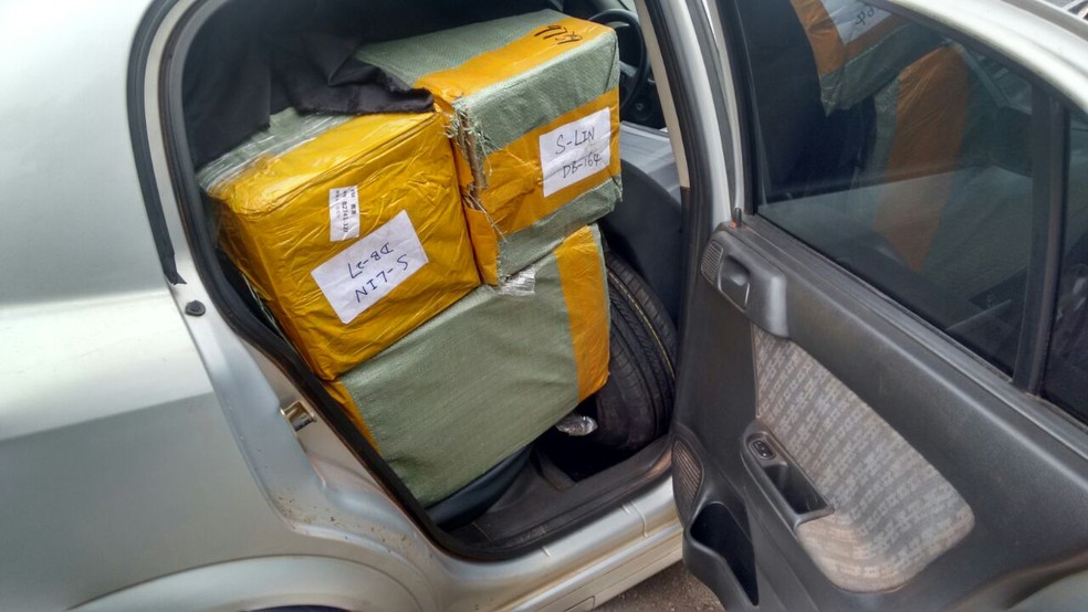 Mercadorias sem notas fiscais foram apreendidas em Irapuru (Foto: Cedida/Polícia Militar Rodoviária)