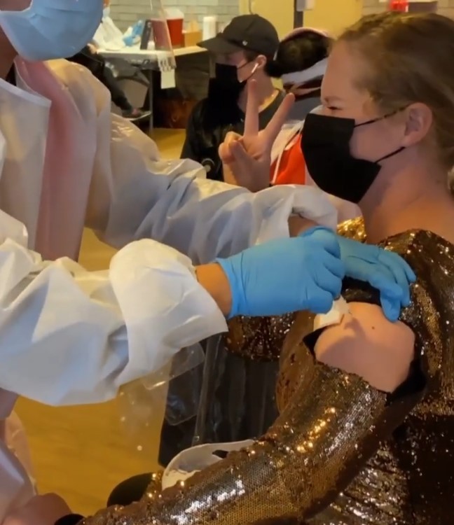 A atriz Amy Schumer é vacina contra a Covid-19 em Nova York (Foto: Instagram)