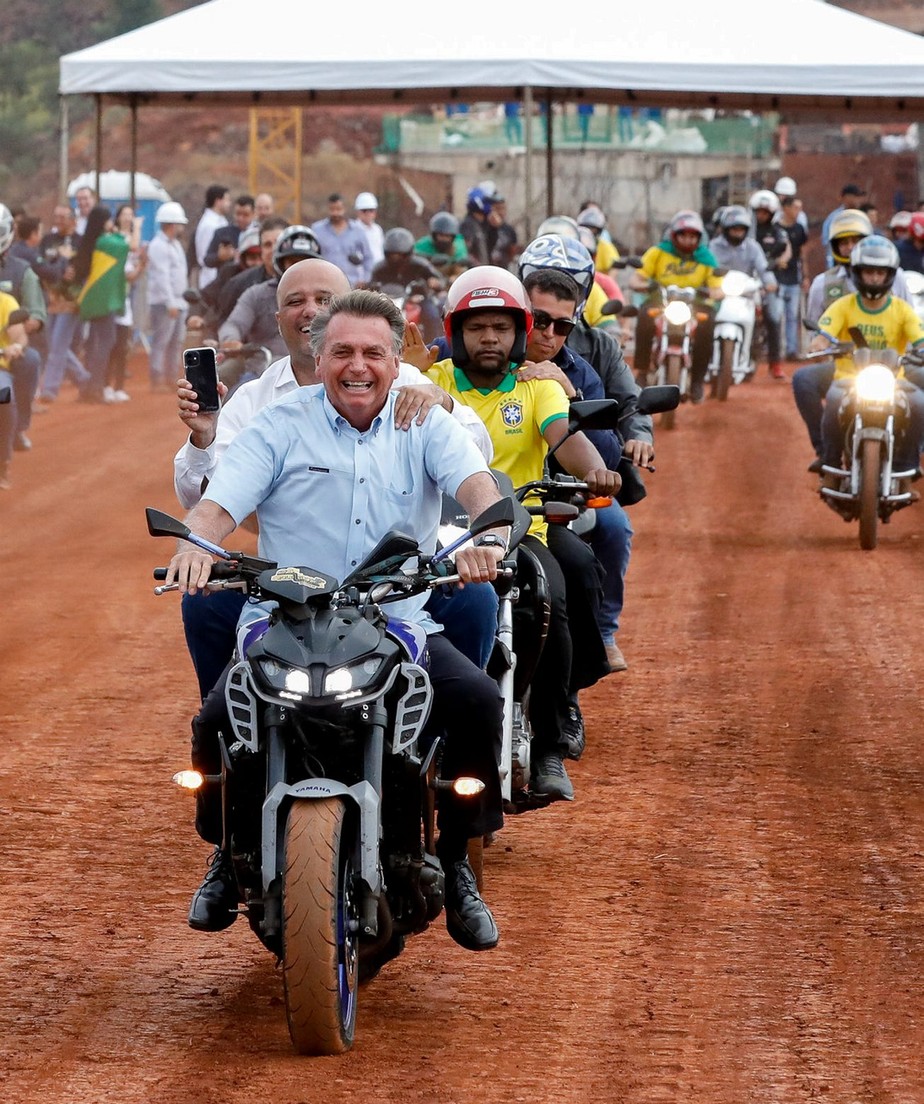 Sem capacete, Bolsonaro pilota motocicleta em motociata no município de Jataí, em Goiás