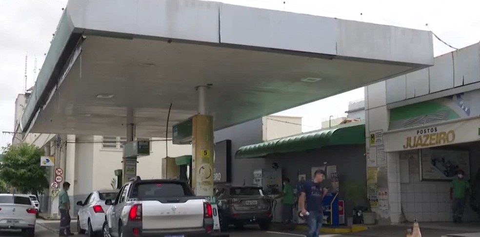 Em algumas cidades do interior baiano o consumidor percebeu uma leve redução no preço da gasolina comum. — Foto: Reprodução/TV Bahia