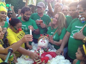 Enterros simbólico da presidente Dilma (Foto: Ellyo Teixeira/G1)