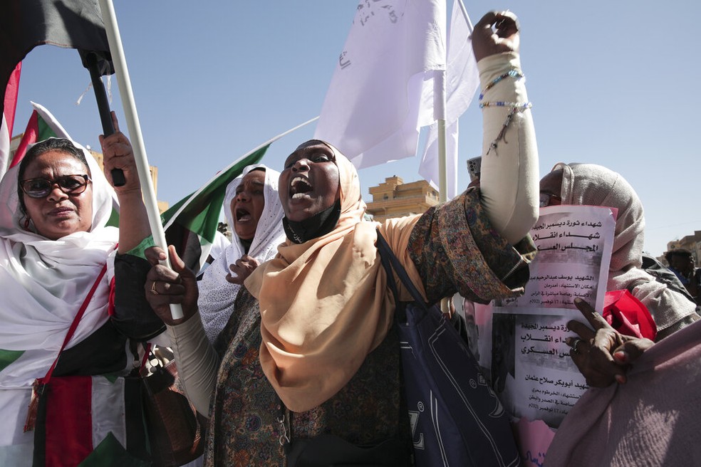 Manifestantes sudaneses participam de uma manifestação para exigir o retorno ao governo civil um ano após um golpe militar, em Cartum, Sudão, 17 de novembro de 2022 — Foto: AP Photo/Marwan Ali