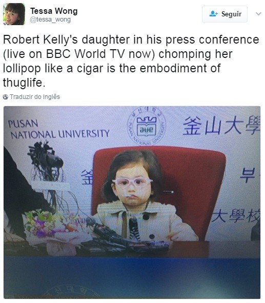 A filha do Robert Kelly na coletiva de imprensa com seu pirulito na boca como se fosse um cigarro é a personificação da vida bandida