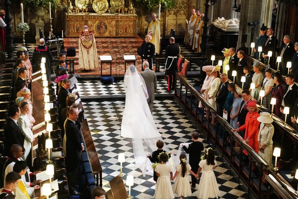 Meghan Markle sendo levada ao altar pelo Príncipe Charles no dia do casamento da atriz com o Príncipe Harry, em maio de 2018 (Foto: Getty Images)