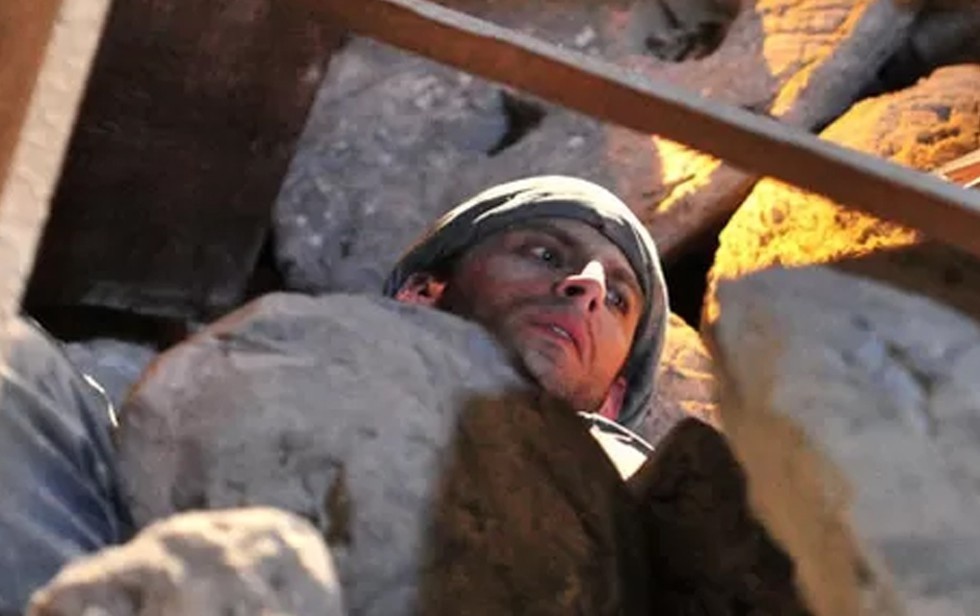 Cassiano (Henri Castelli) fica desaparecido em escombros de mina (Foto: TV Globo)