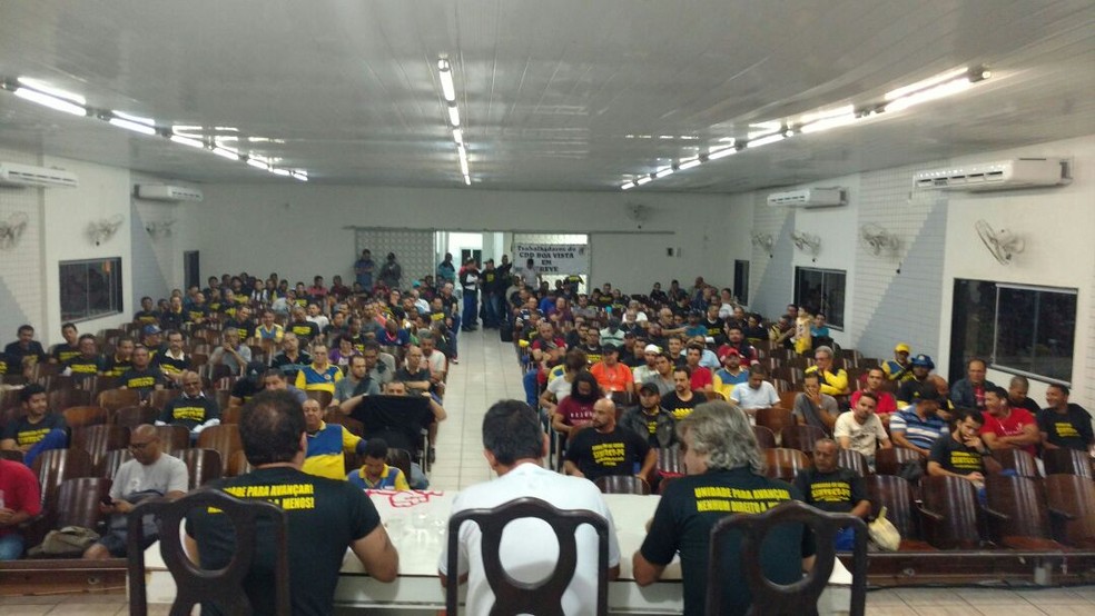 Categoria decidiu entrar em greve após assembleia na noite da terça (19) (Foto: Sintect-PE/Divulgação)