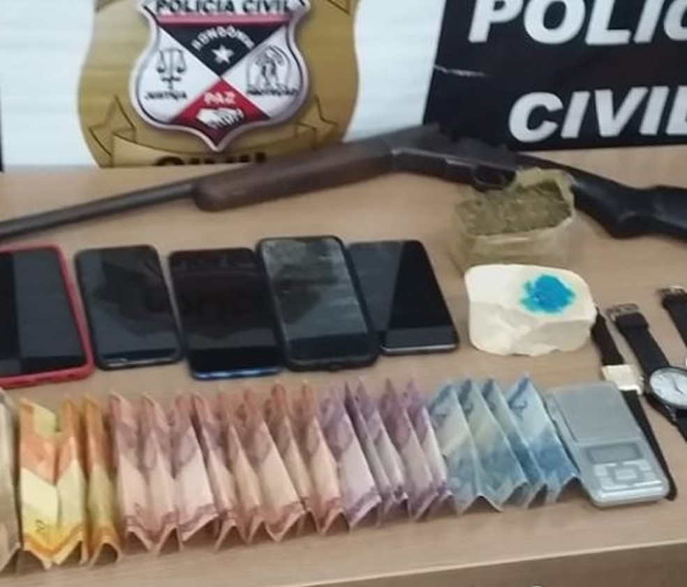 Arma, drogas, dinheiro e aparelhos celulares foram apreendidos durante operação em Machadinho — Foto: Polícia Civil/Divulgação
