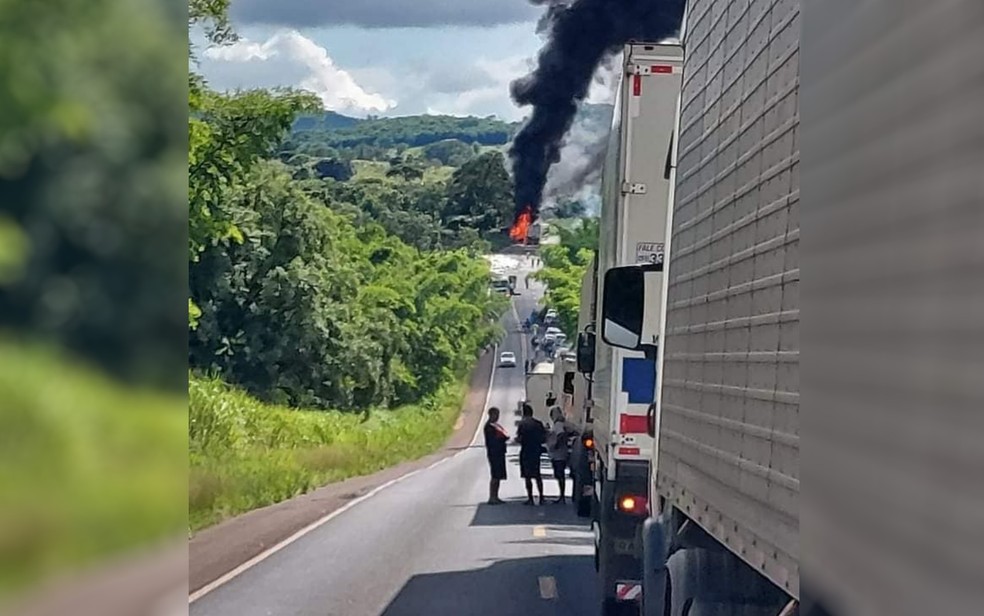 Acidente com caminhões interdita a BR-364, em Mineiros  — Foto: Reprodução/Portal Verde Vale Mineiros