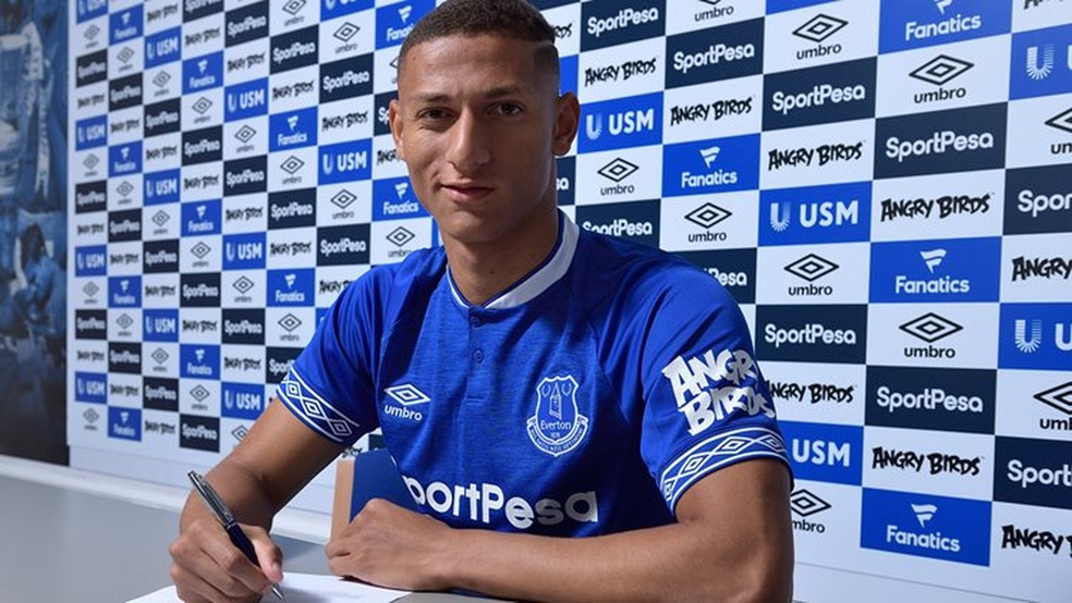 Richarlison assina com o Everton (Foto: Divulgação / Everton)