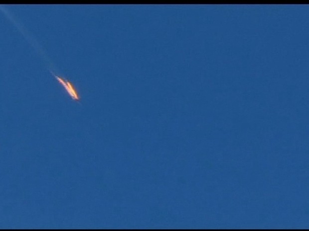 Avião militar russo é derrubado pela Turquia (Gnews) (Foto: Reprodução GloboNews)