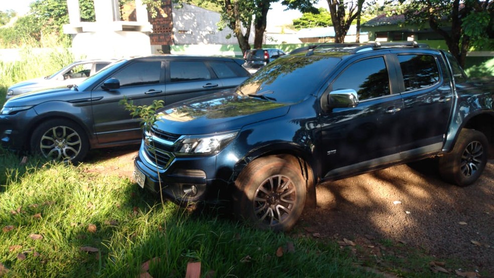 Carros apreendidos na ação policial, na fronteira — Foto: Mauro Almeida/TV Morena