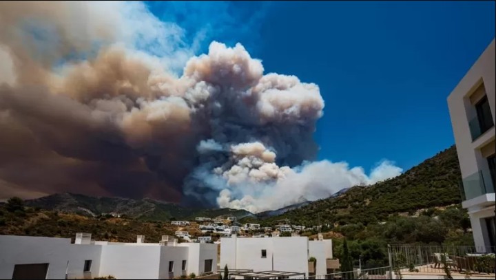 Sul da Espanha: Incêndio nas colinas de Mijas está próximo a casas de veraneio (Foto: Ashley Baker via BBC)