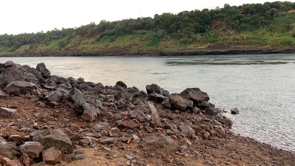 Pedras ficaram visíveis com baixa do rio — Foto: Marcos Landim/RPC