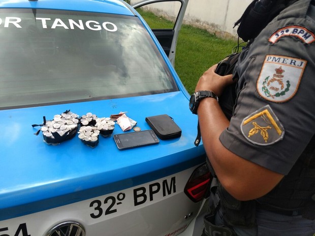 Suspeito foi detido com 62 embalagens nesta sexta-feira  (Foto: Divulgação/ Polícia Militar)