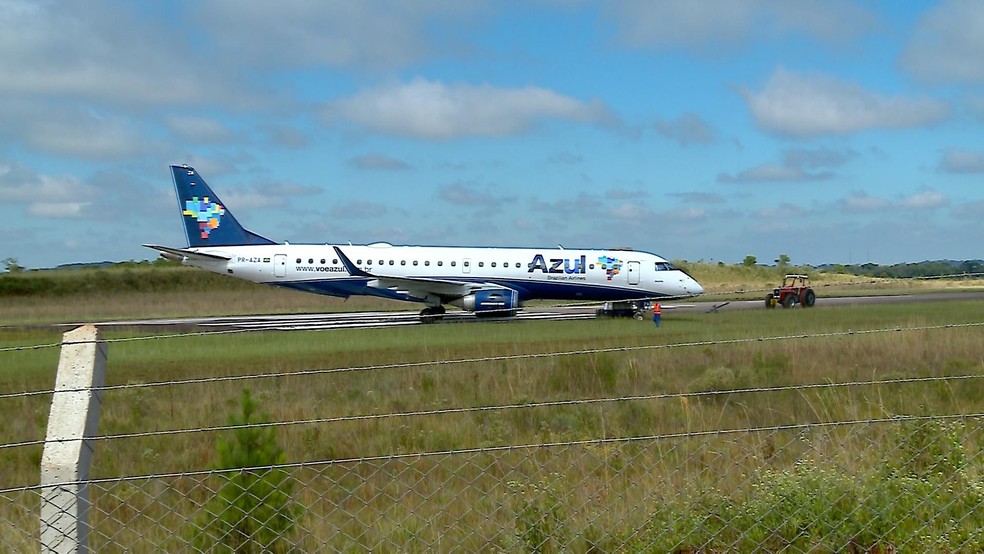 Aeronave atola ao lado da pista do aeroporto de Passo Fundo (Foto: Reproduo/RBS TV)