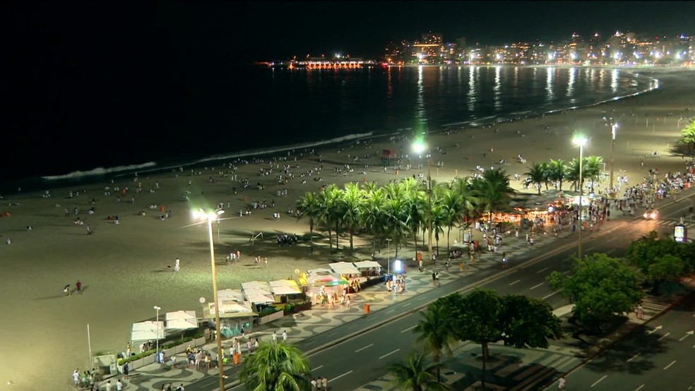 Copacabana, no Rio de Janeiro, esvaziada pouco antes da virada do ano, em 31 de dezembro de 2020 — Foto: Reprodução/GloboNews