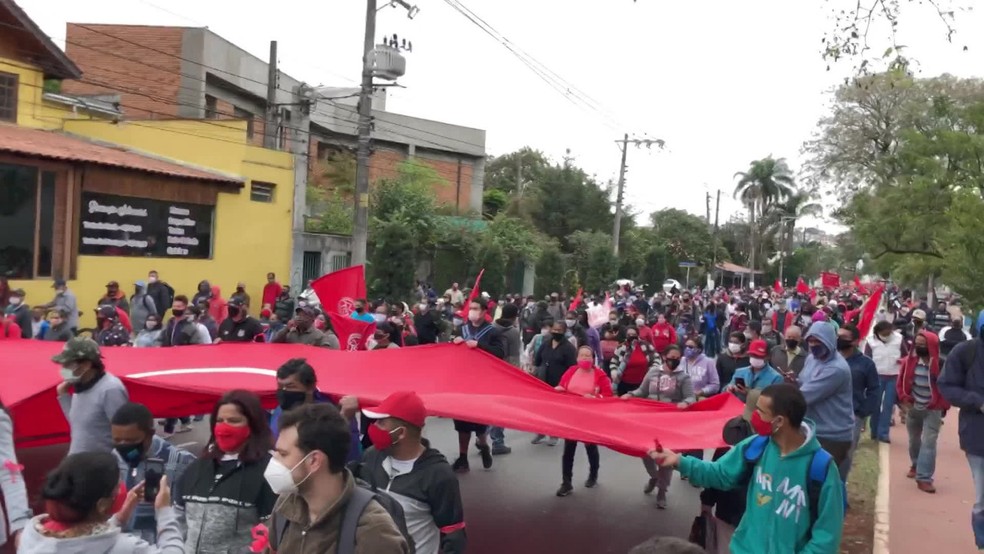 MTST realiza manifestação na Avenida Jorge João Saad, no Morumbi, Zona Sul de São Paulo, nesta quinta-feira (13). — Foto: Reprodução/TV Globo