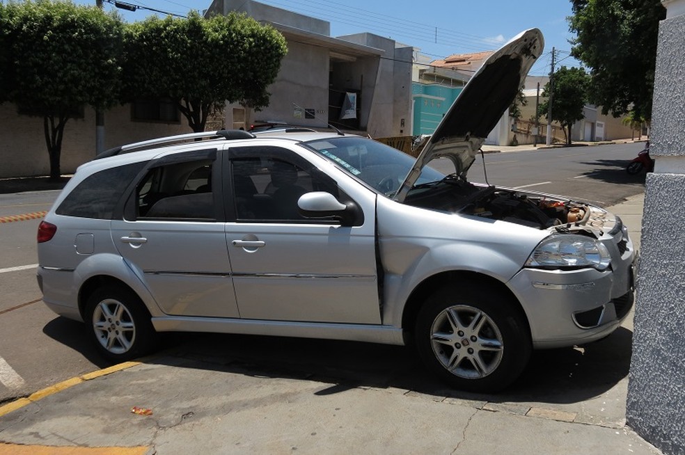 Mulher perdeu o controle da direção e bateu carro em muro, em Dracena — Foto: Jorge Zanoni/Cedida