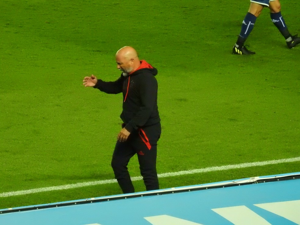 Sampaoli se revolta com marca&ccedil;&atilde;o de falta de Ayrton Lucas em Racing x Flamengo &mdash; Foto: Fred Gomes