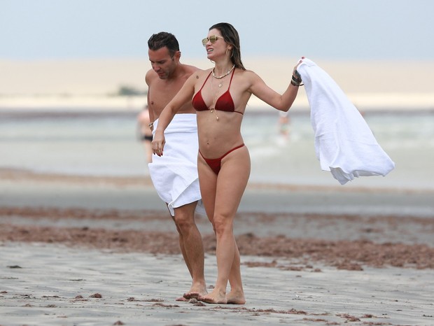 Flávia Alessandra e Matheus Mazzafera em praia em Jericoacoara (Foto: Agnews) Flávia Alessandra e Matheus Mazzafera em praia em Jericoacoara (Foto: Agnews)