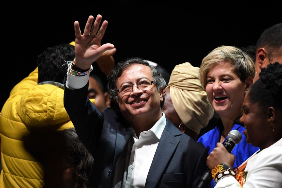Presidente eleito da Colômbia, Gustavo Petro, acena para apoiadores durante discurso da vitória, em Bogotá