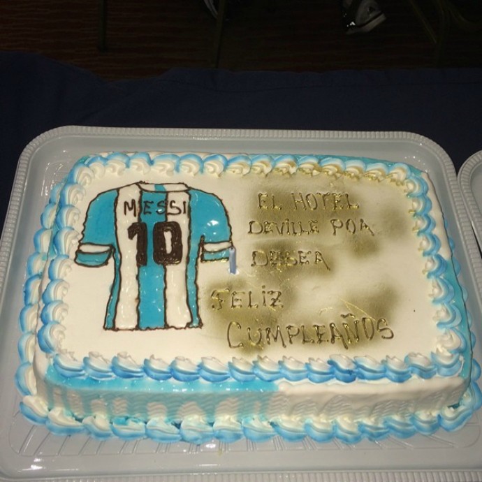 Com direito a camisa 10, Messi ganha bolo de aniversário de hotel