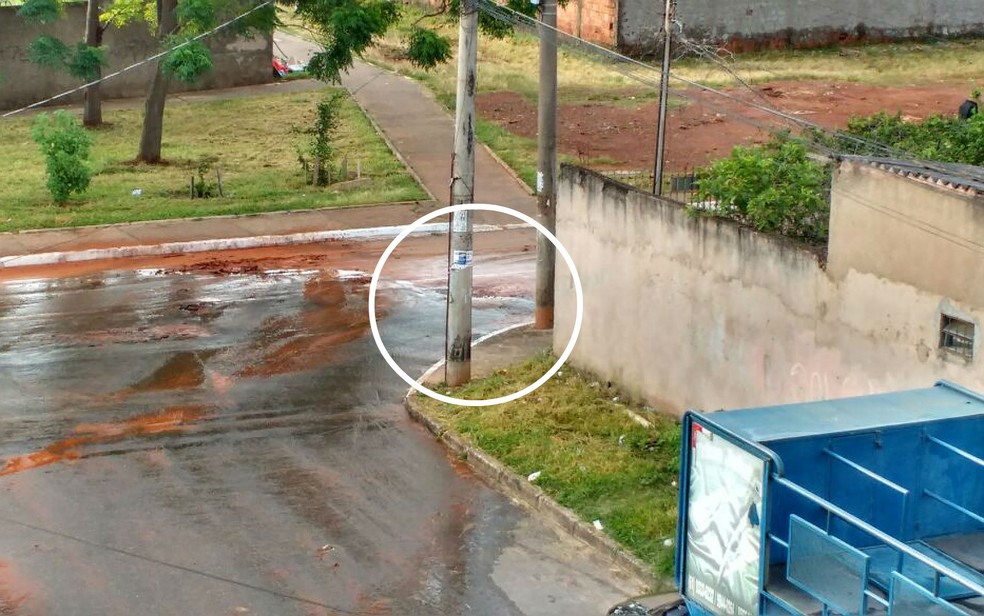 Vazamento rompe asfalto em rua em Ceilândia Norte, no Distrito Federal (Foto: Adriano Resende Pires/Arquivo pessoal)
