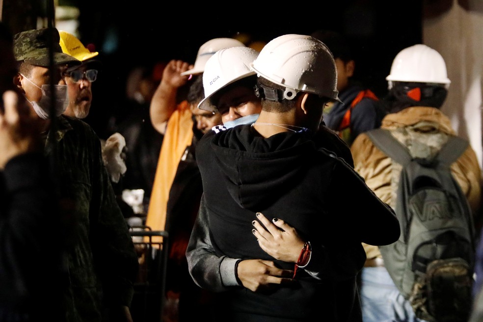 Socorristas se abraçam durante trabalho de resgate na escola Enrique Rebsamen, que desabou na Cidade do México  (Foto: Edgard Garrido/Reuters)