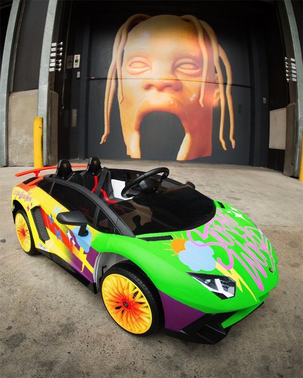 Stormi Webster, filha de Kylie Jenner, ganhou uma mini Lamborghini estilizada  (Foto: Reprodução / Instagram)