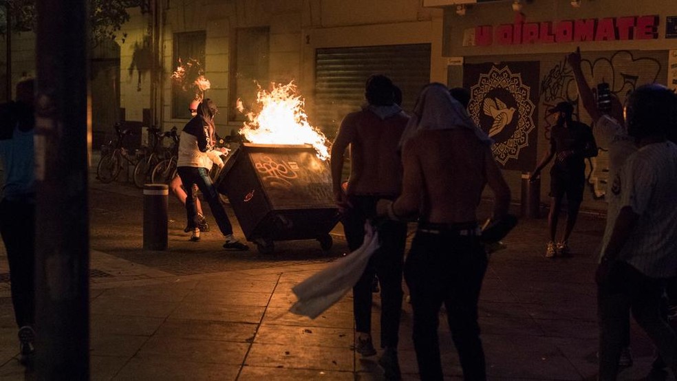 Vandalismo nas ruas de Paris após derrota do PSG — Foto: AP