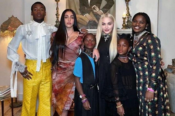 Cantora Madonna com cinco de seus seis filhos durante o Dia de Ações de Graças (Foto: Instagram)