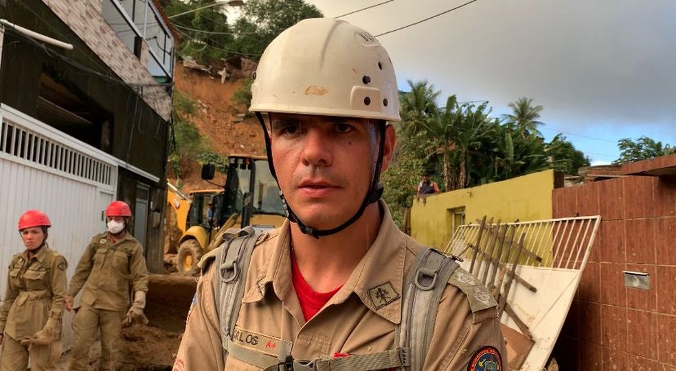 O capitão do Corpo de Bombeiros Carlos Oliveira comanda a operação em Jardim Monte Verde — Foto: Priscilla Aguiar/g1