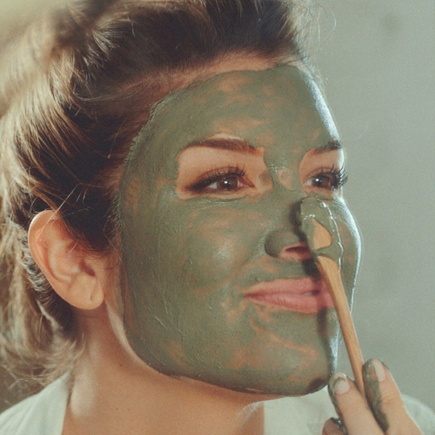 Alana Rox faz máscara em casa. (Foto: Instagram)