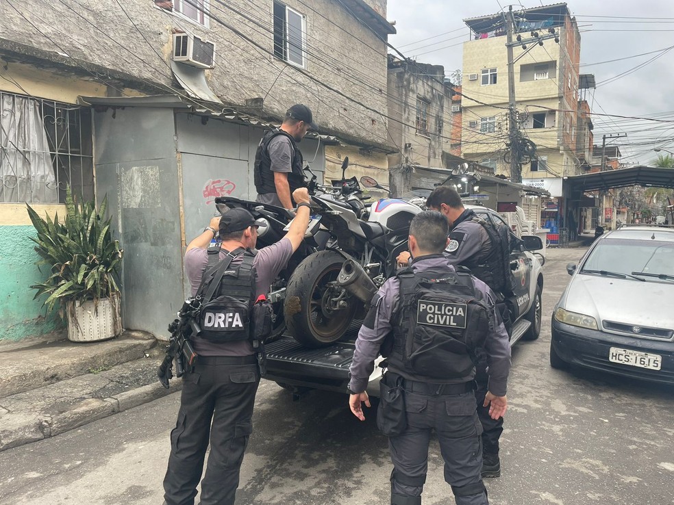 Moto de R$ 80 mil foi apreendida por policiais em opera&ccedil;&atilde;o no Complexo da Mar&eacute; &mdash; Foto: Reprodu&ccedil;&atilde;o
