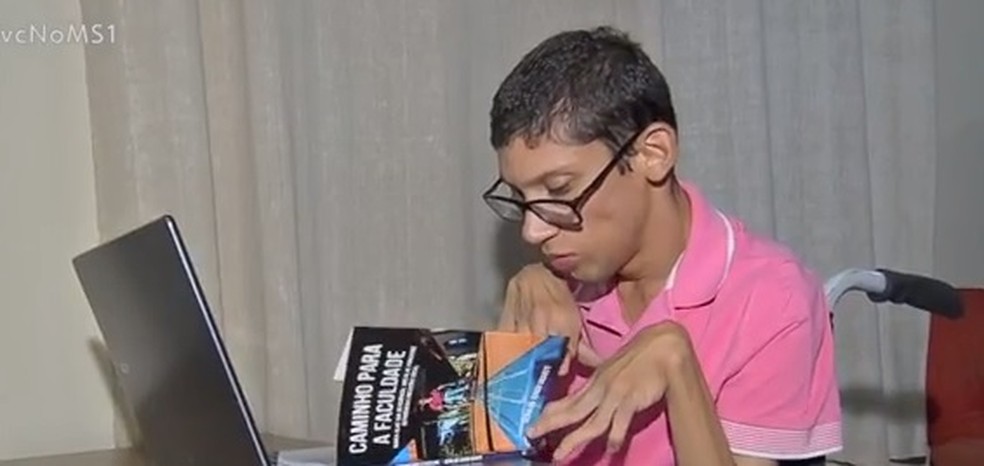 Jovem com paralisia lança livro em MS  — Foto: TV Morena/Reprodução
